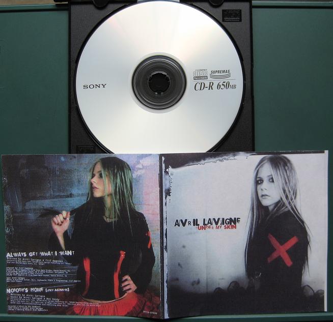 Lavigne, avril - Under My Skin Record
